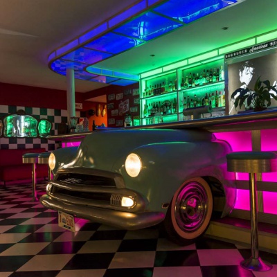 Don Elvis: Restauró un auto en medio del local y construyó un bar a su alrededor