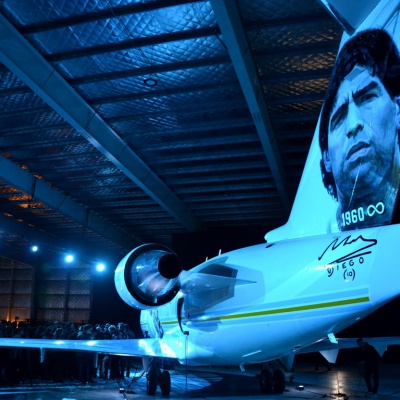 Maradona: presentaron en Morón el avión Tango D10S