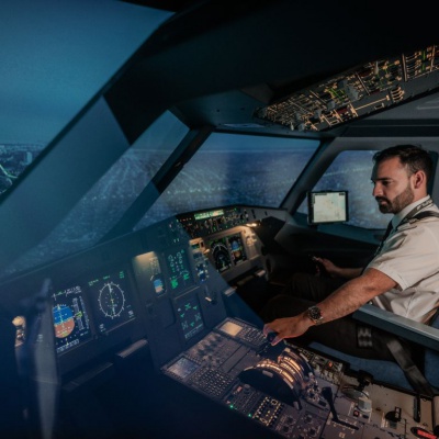 De Morón al mundo: entrenan pilotos con el avión comercial más volado de la historia
