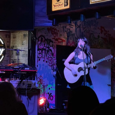 Aldana Elisa presentó su música en vivo en Castelar