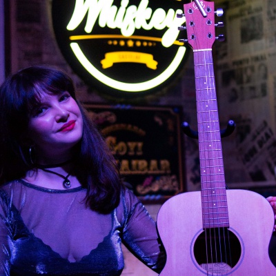 Aldana Elisa presentó su música en vivo en Castelar