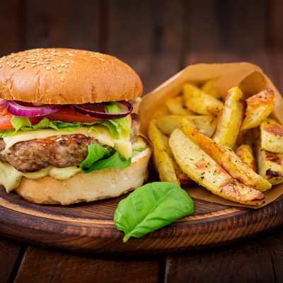 La hamburguesa tiene su día y Morón lo celebra mordida a mordida