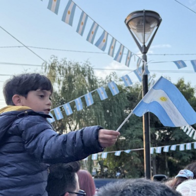 Castelar celebr&oacute; el 25 de Mayo con m&uacute;sica, danza y chocolatada en Plaza Seca