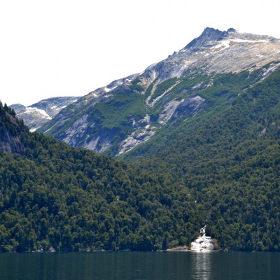 Cascada Blanca en el Brazo Blest del lago Nahuel Huapi. 
