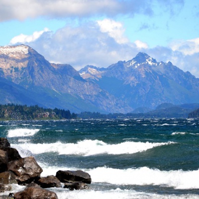 Postal del lago Nahuel Huapi desde Bariloche. 