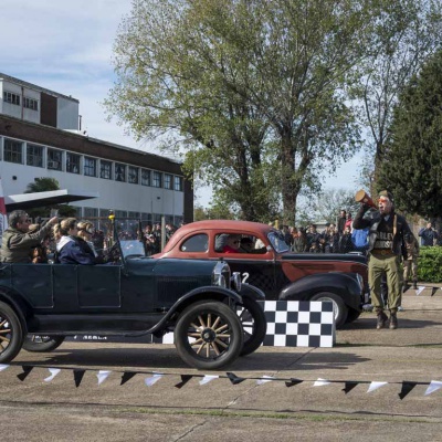 Más de 100 vehículos participaron de las Carreras Legendarias en la Base de Morón
