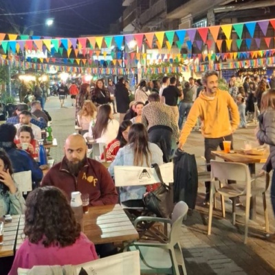 Fiestón en Castelar: la primavera se celebró a Cielo Abierto con música, sabores y comercios locales