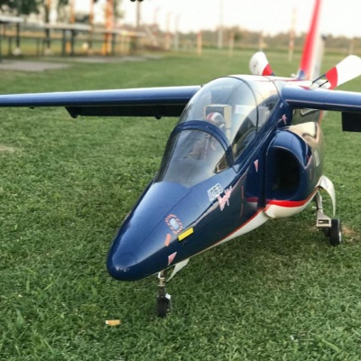 Aviones a escala, drones y combates simulados en el aire del Oeste