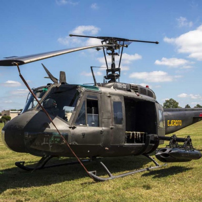 Bell UH-1H del Ejército Argentino mostrando su artillería. 