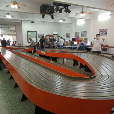 El circuito Danger Quattro de automovilismo slot atrae a grandes y chicos