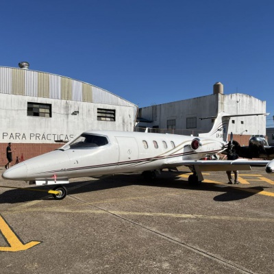 Expo Newbery 2025: Aviones al por mayor en el patio de la escuela