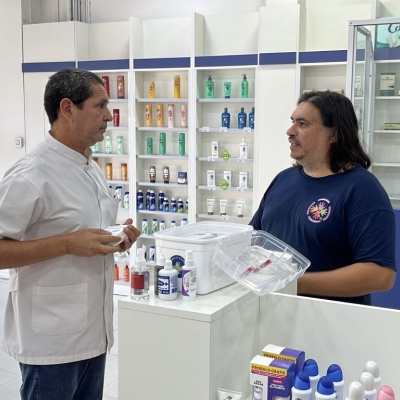 Farmacia Romero don&oacute; un botiqu&iacute;n de primeros auxilios a la Escuela 75
