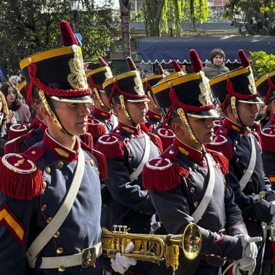 Los Granaderos de San Martín desfilaron por el centro de Castelar