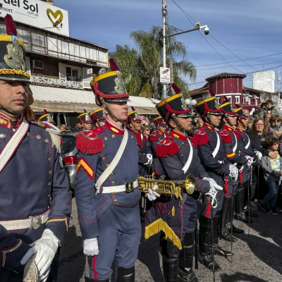 ¡Feliz 25 de Mayo! Reviví el desfile de los Granaderos de San Martín por Castelar