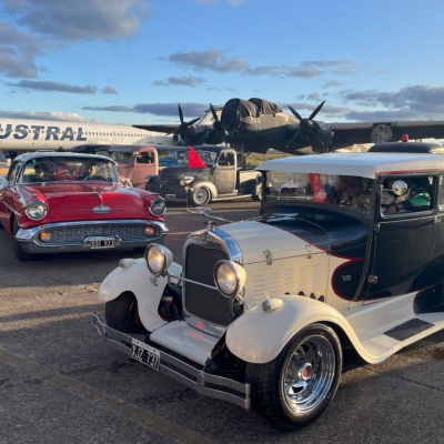 Morón vivió una fiesta Hot Rod entre autos clásicos y aviones históricos