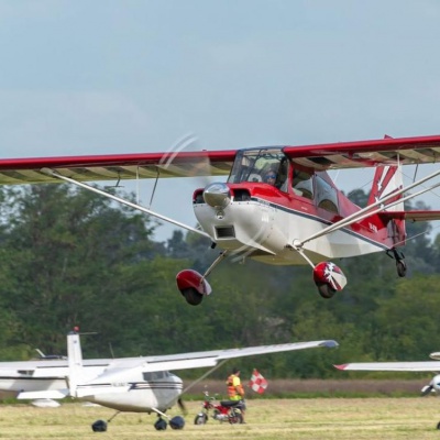 Una piloto argentina rifa un vuelo acrobático para poder competir en California