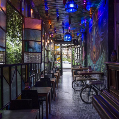 Juana Teatro Bar: Murales, música y cuentos transformados en un restaurant