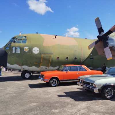 Autos clásicos y aviones históricos se encontraron en Morón