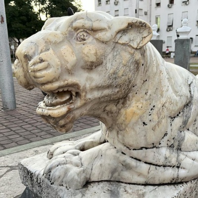 Conocé la historia de Elsa y Lucía, las guardianas de piedra que custodian la plaza San Martín