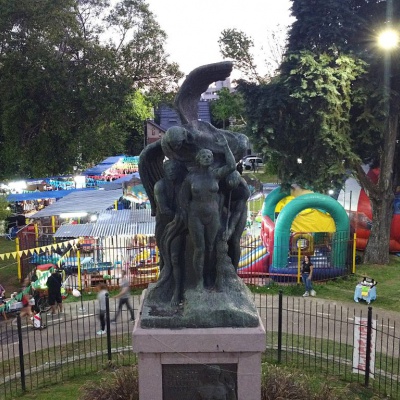 Conoc&eacute; la historia oculta de la Plaza Alsina y su monumento a la Independencia