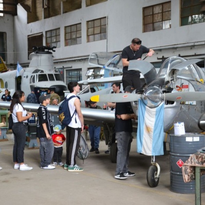 Hangar 4 y la fila para subir al B-45 Mentor. 