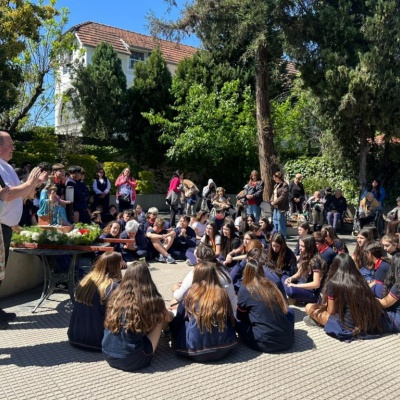 Estudiantes y abuelos compartieron la fiesta patronal de Nuestra Señora del Rosario de Pompeya