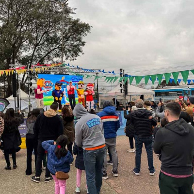 El Viva Fest llenó de color, música y sabores la Plaza del Vagón