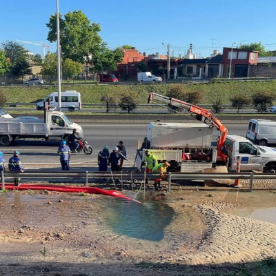 ¿No hay agua? Aysa está reparado un caño en el Acceso Oeste y puede haber poca presión