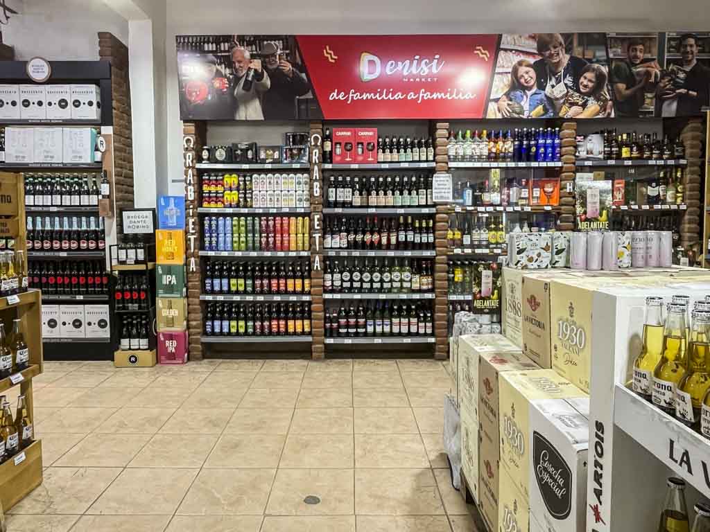 Denisi Market renovó su imagen de marca. Ahora se lo ve más moderno y cercano. Todos compran en Denisi.