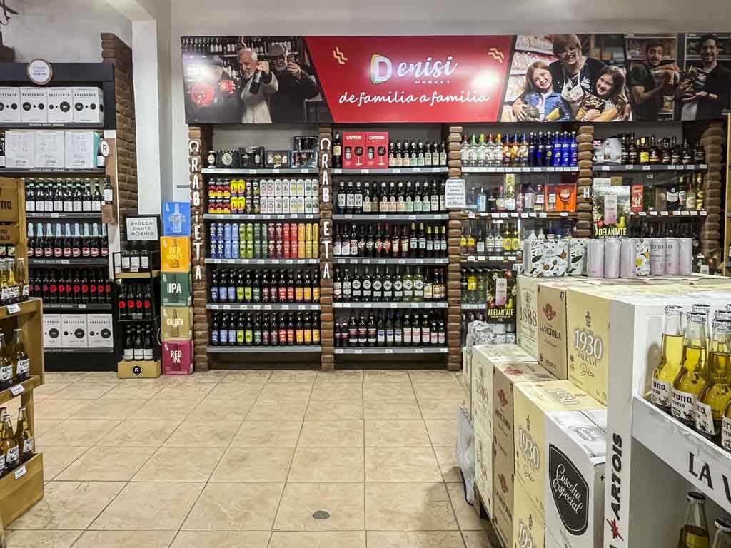 Denisi Market renovó su imagen de marca. Ahora se lo ve más moderno y cercano. Todos compran en Denisi.