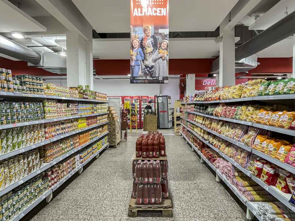 Denisi Market renovó su imagen de marca. Ahora se lo ve más moderno y cercano. Todos compran en Denisi.