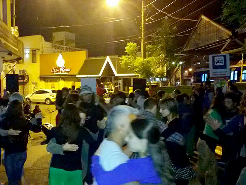 Milonga frente a Tarzan. Foto: Marí­a Belen Chiesa