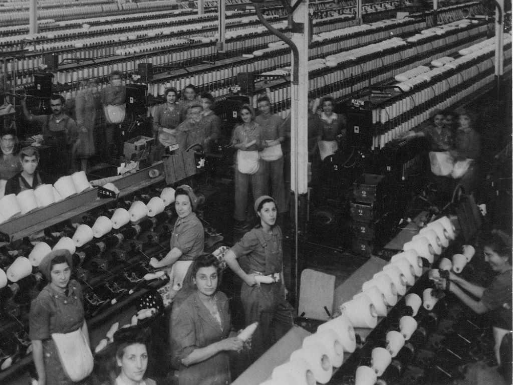 Vista interior de la fábrica Textil Castelar. Año 1957. Archivo General de la Nación. 