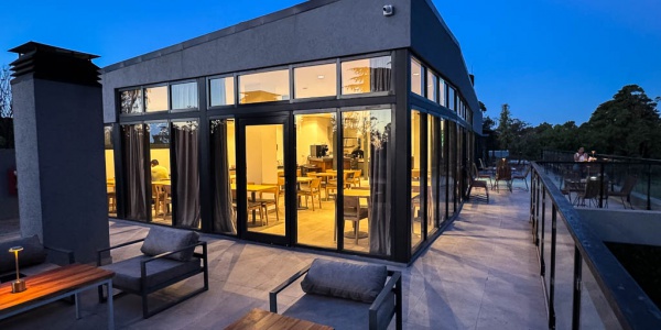 4&deg; Piso: restaurante con terraza y vista panor&aacute;mica en Parque Leloir