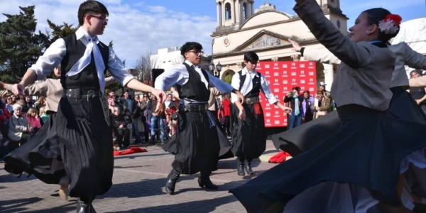 Morón celebró el Día de la Independencia con música, danzas y tradición en Plaza San Martín
