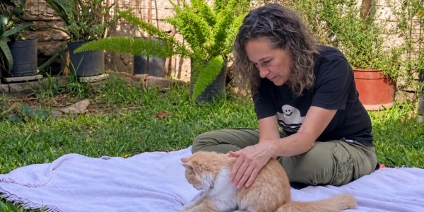 Conoc&eacute; a la vecina de Castelar que le hace Reiki a perros, gatos y caballos