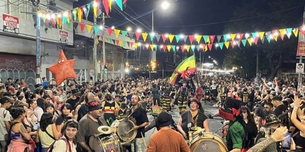 El Corso de Haedo volvi&oacute; a llenar la avenida Rivadavia de m&uacute;sica y carnaval