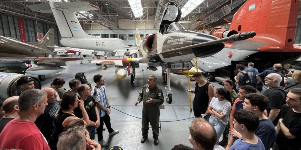 El Museo Nacional de Aeron&aacute;utica record&oacute; la Guerra de Malvinas con una visita guiada especial