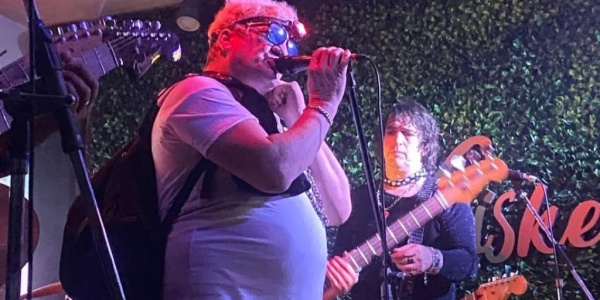 Pity Alvarez toc&oacute; de sorpresa en un bar de Castelar