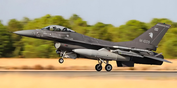 Morón recibe a los F-16 con una jornada de aviación histórica