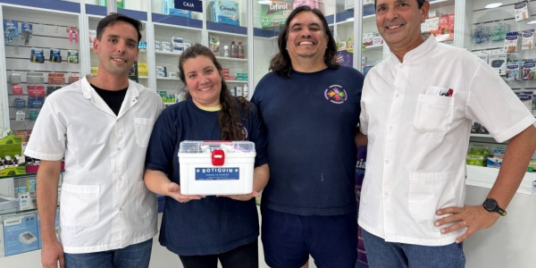 Farmacia Romero don&oacute; un botiqu&iacute;n de primeros auxilios a la Escuela 75
