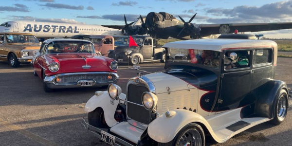 Morón vivió una fiesta Hot Rod entre autos clásicos y aviones históricos