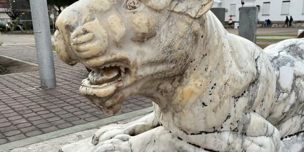 Conocé la historia de Elsa y Lucía, las guardianas de piedra que custodian la plaza San Martín