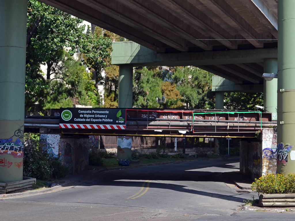 Abajo el puente sapito similar al que planean realizar en San Pedro y Plaza Cumelen. Arriba el puente desmontable similar al que proponen para Av. Santa Rosa.