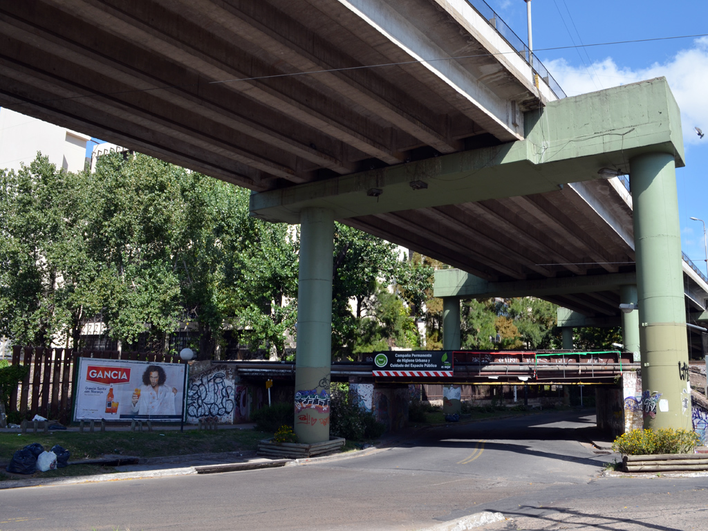 Abajo el puente sapito similar al que planean realizar en San Pedro y Plaza Cumelen. Arriba el puente desmontable similar al que proponen para Av. Santa Rosa.