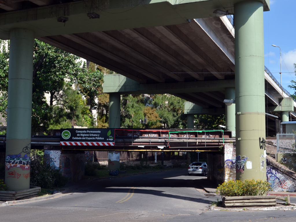 Abajo el puente sapito similar al que planean realizar en San Pedro y Plaza Cumelen. Arriba el puente desmontable similar al que proponen para Av. Santa Rosa.