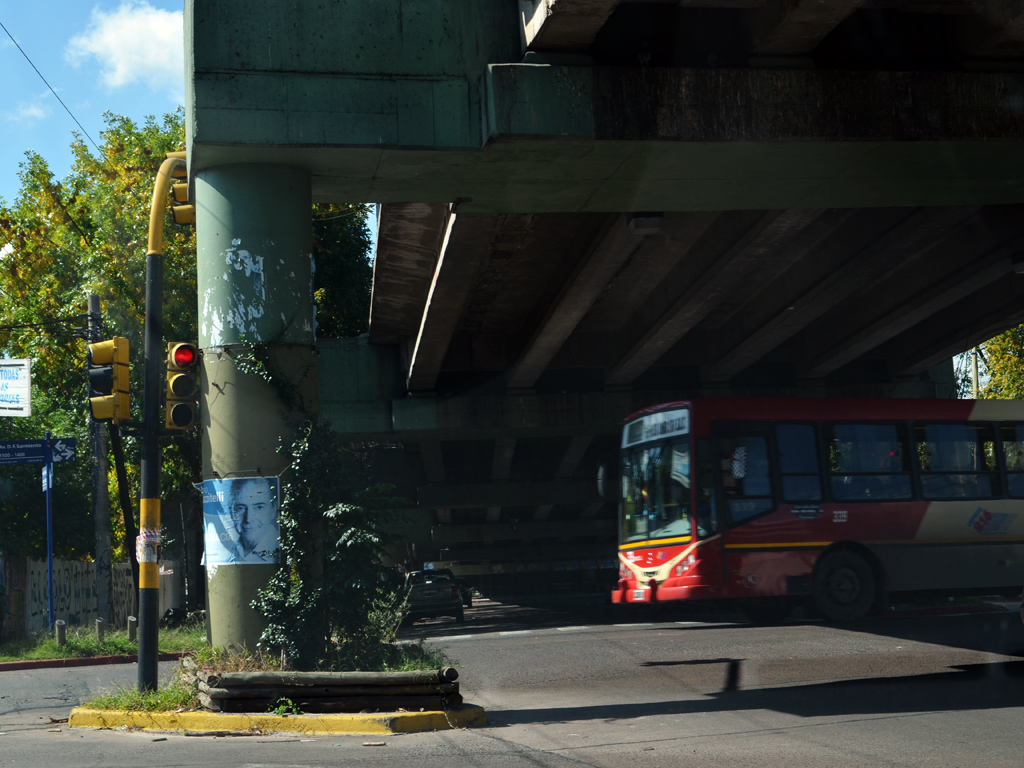 Puente desmontable similar al que proponen para Av. Santa Rosa.