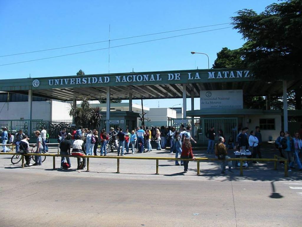 Antiguo acceso de la UNLaM que recordaba su pasado fabril. 