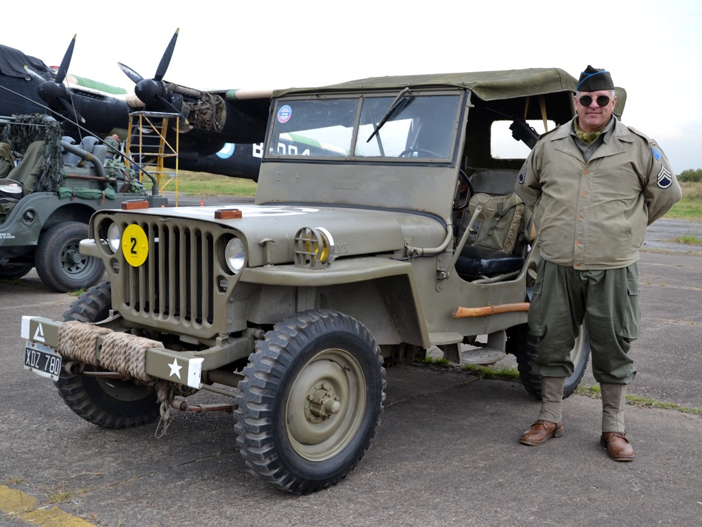 Luis Malacalza junto a su Jeep Willys