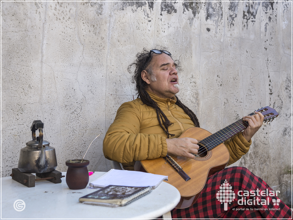 Walter Soria en su casa. Momento de mate y canciones. 